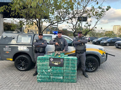 São Roque: Perseguição termina com motorista preso com fuzil e 257 kg de pasta-base de cocaína