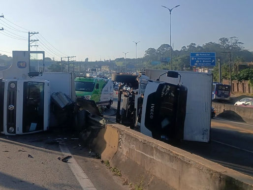 Cotia: Acidente com dois caminhões travou a Raposo Tavares nesta terça (24)
