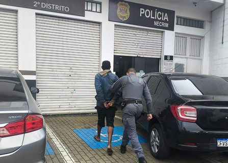 Carapicuíba: homem é preso pela PM após furtar transeunte na Av. Inocêncio Seráfico