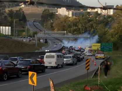 Manifestação na Raposo Tavares termina com ação policial e detenção de quatro pessoas