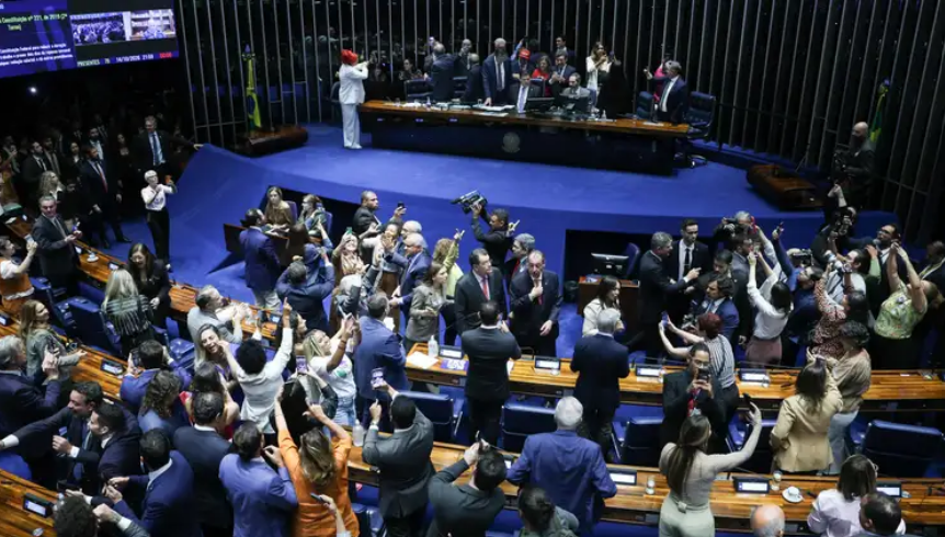 Senado aprova fim da escala 6x1 e estabelece jornada máxima de 40 horas semanais