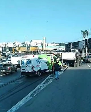 Cotia: Acidente com dois caminhões travou a Raposo Tavares nesta terça (24)