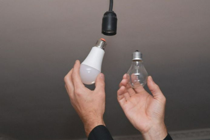 Enel promove troca gratuita de lâmpadas por modelos de LED em Cotia e Carapicuíba