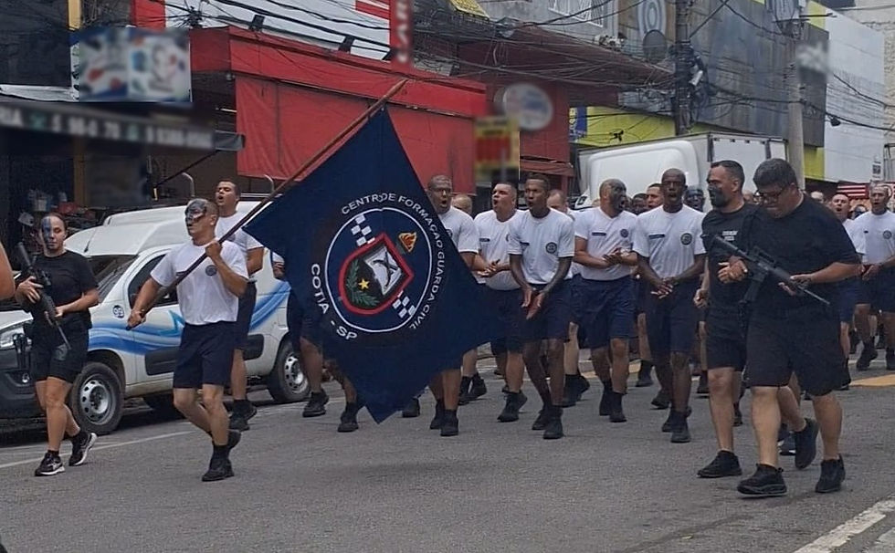 Novos recrutas da GCM de Cotia marcham pelo centro da cidade