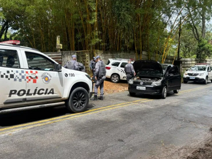 Dois adolescentes são apreendidos e carro roubado é recuperado pela PM próximo à divisa com Cotia