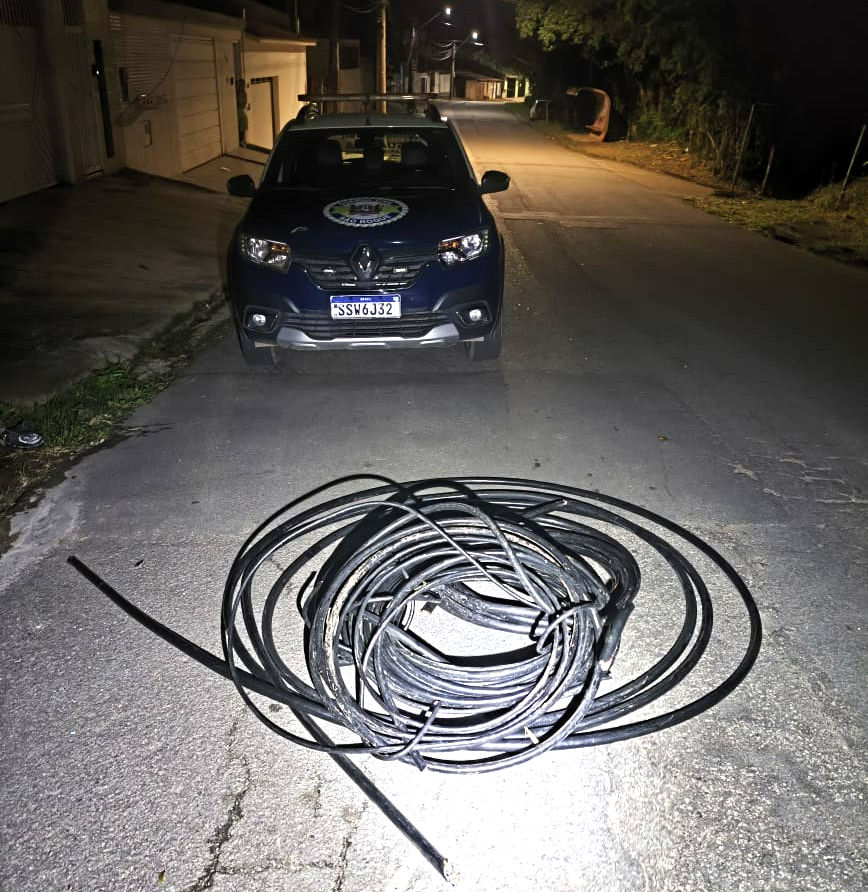 Flagrante na madrugada: Trio é preso por furtar cabos telefônicos de poste em São Roque