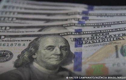 Dólar ultrapassa os R$ 5,70 à espera de juros nos EUA e no Brasil
