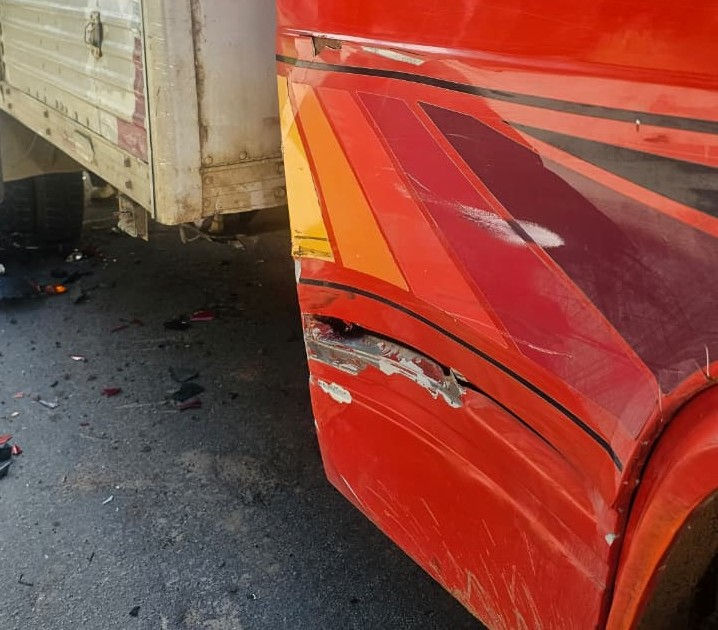 Grave colisão entre moto e caminhão mobiliza helicóptero Águia em Caucaia do Alto