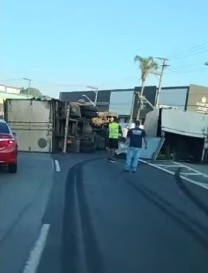 Cotia: Acidente com dois caminhões travou a Raposo Tavares nesta terça (24)