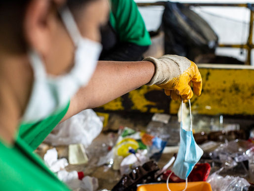 Perigo: Cooperativa em Cotia registra aumento de máscaras e luvas no material reciclável