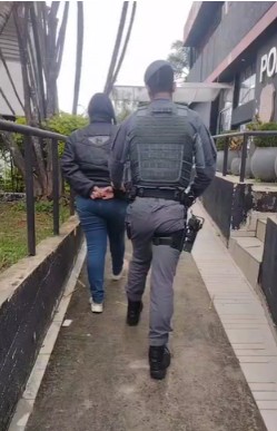 Força Tática intercepta moto clonada e prende mulher em flagrante em Barueri