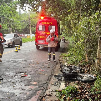 Cotia: Moto bate de frente com veículo e pega fogo na Estrada Fernando Nobre