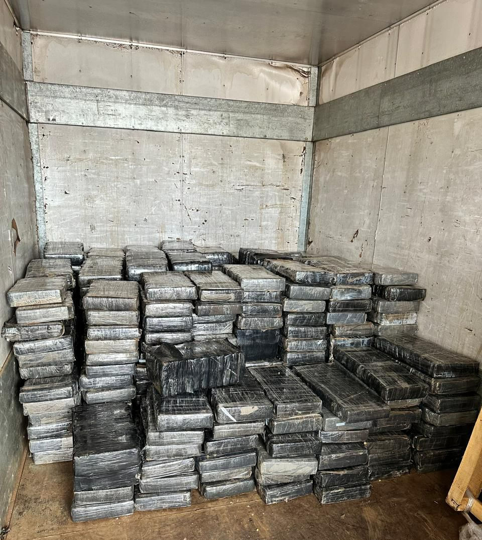 Cotia: Caminhoneiro é preso com mais de 3 toneladas de maconha na Raposo Tavares