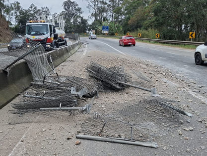 Cotia: Caminhão perde o freio, colide com mureta e espalha entulho na Raposo Tavares
