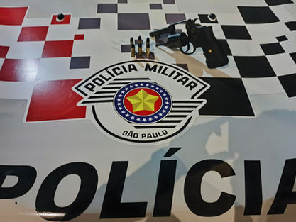 Cotia: Perseguição policial termina com colisão de carro, prisão e apreensão de revólver