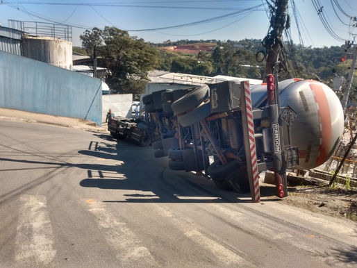 Duas carretas tombam e interditam a via em Cotia