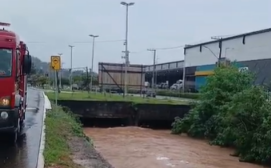 Corpo de Bombeiros faz buscas por vítimas arrastadas por enxurrada em Jandira