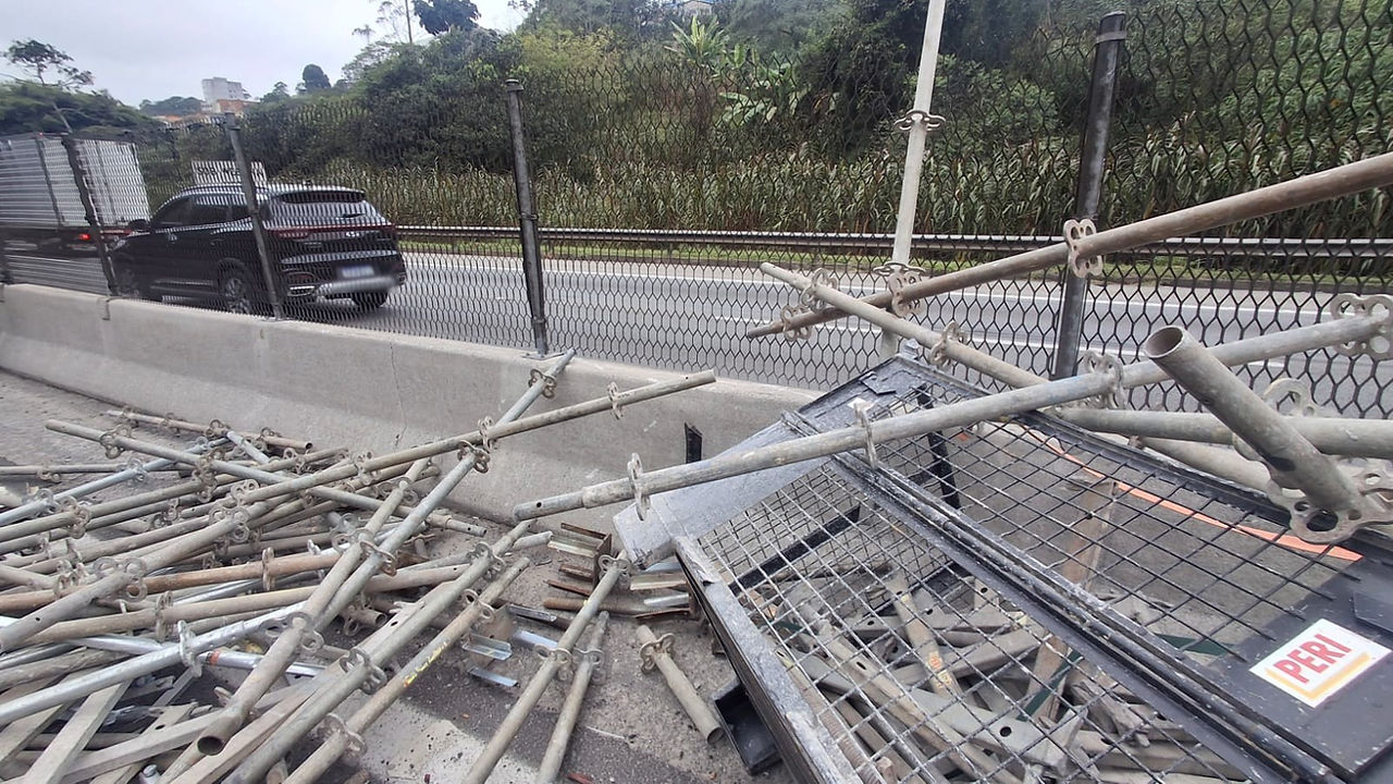 Caminhão volta de ré e provoca acidente com dois carros no km 35,7 da Raposo Tavares