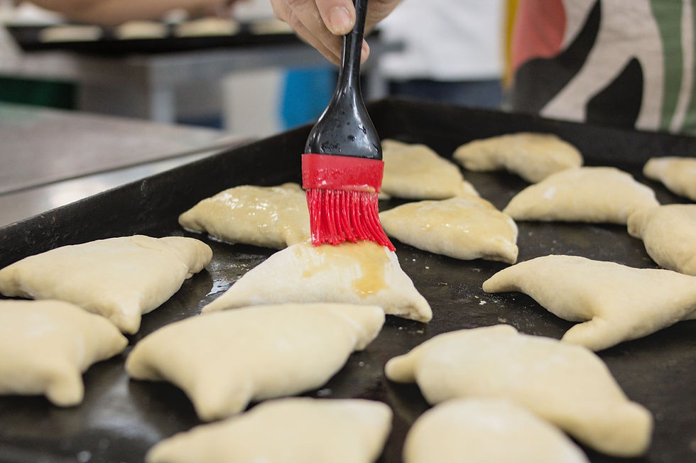 Cotia abre inscrições para cursos gratuitos de salgadaria, confeitaria e panificação.