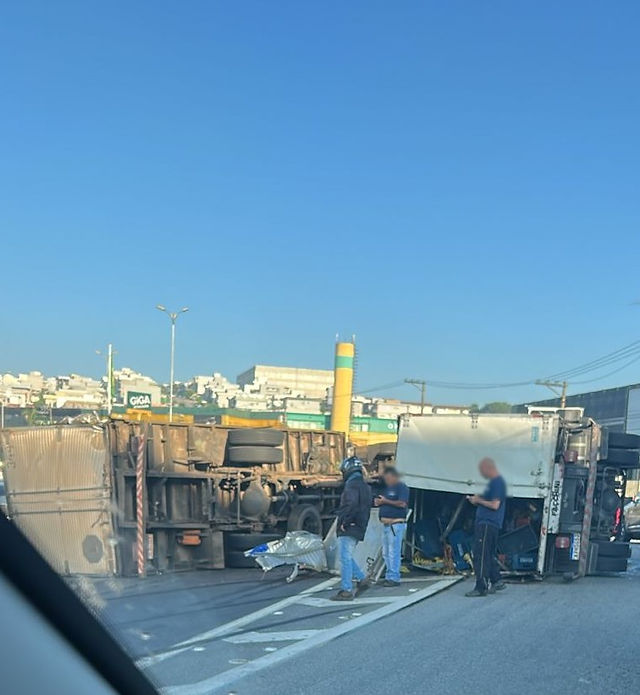 Cotia: Acidente com dois caminhões travou a Raposo Tavares nesta terça (24)