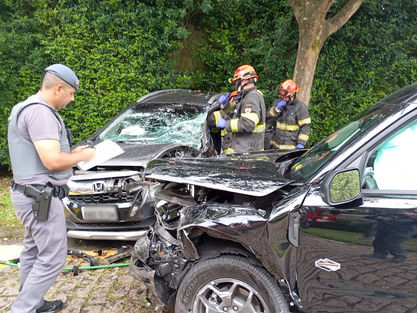 Acidente: Mulher fica ferida após colisão frontal em rua residencial na Granja Viana