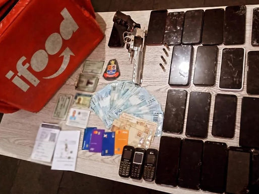 Carapicuíba: PM prende quadrilha e apreende arma, dinheiro, motos e celulares roubados