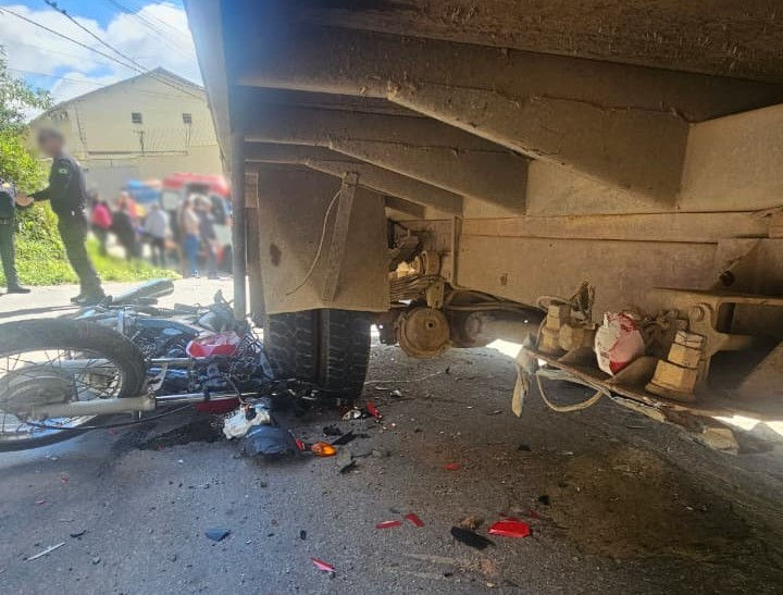 Grave colisão entre moto e caminhão mobiliza helicóptero Águia em Caucaia do Alto