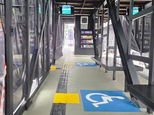 Centro de Cotia: Prefeito inaugura ponto de ônibus tecnológico com ar-condicionado e espaço sensorial