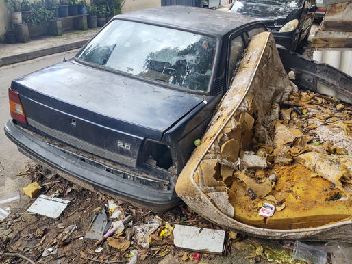 Após denúncias de veículos abandonados, Demutran e GCM fazem operação na Granja Viana