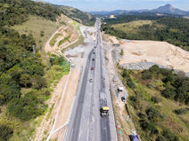 ViaOeste realiza desmonte de rocha na Rodovia Lívio Tagliassachi entre São Roque e Araçariguama