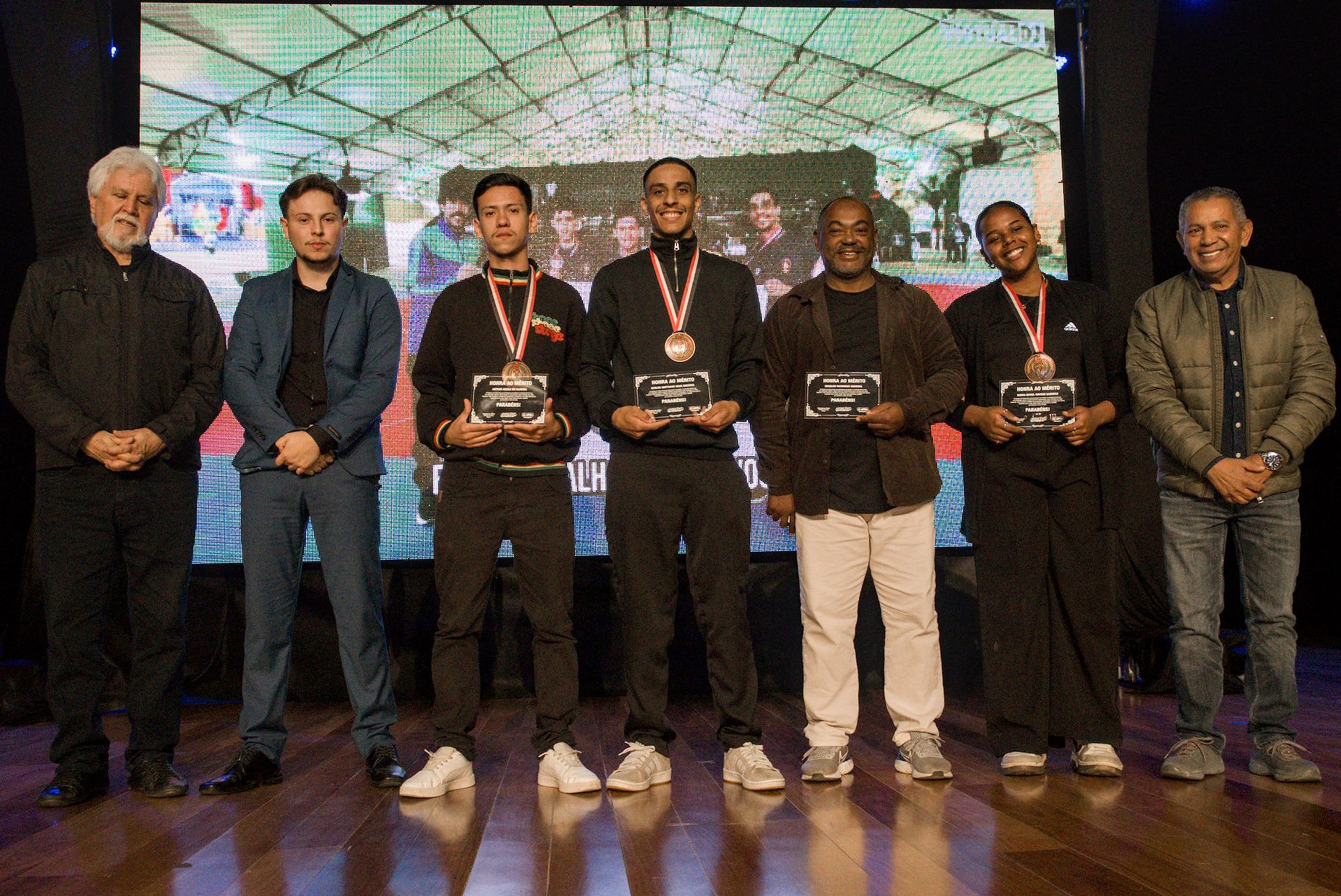 Cotia: Atletas da delegação dos Jogos Regionais são homenageados no Teatro Municipal