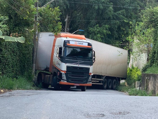 Carreta interdita a Rua Roma, na Granja Viana
