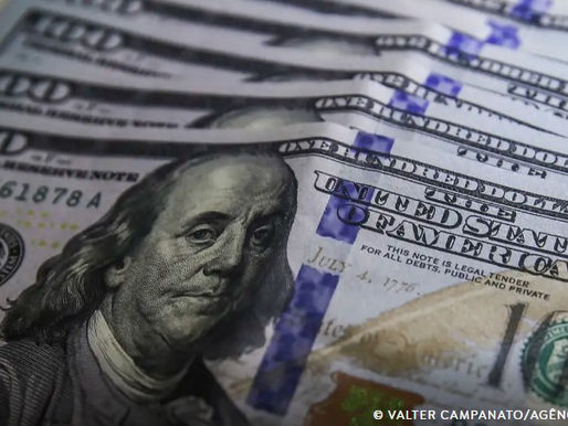 Dólar encosta em R$ 5,60 com remessas de empresas ao exterior