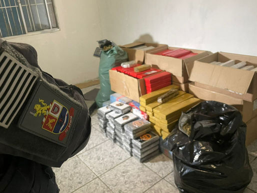 Polícia Militar encontra mais de 520 kg de drogas em casa usada como depósito