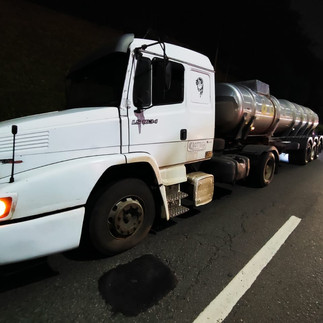 Granja Viana: Garupa é atropelado por carreta após moto bater em dois carros na Raposo Tavares