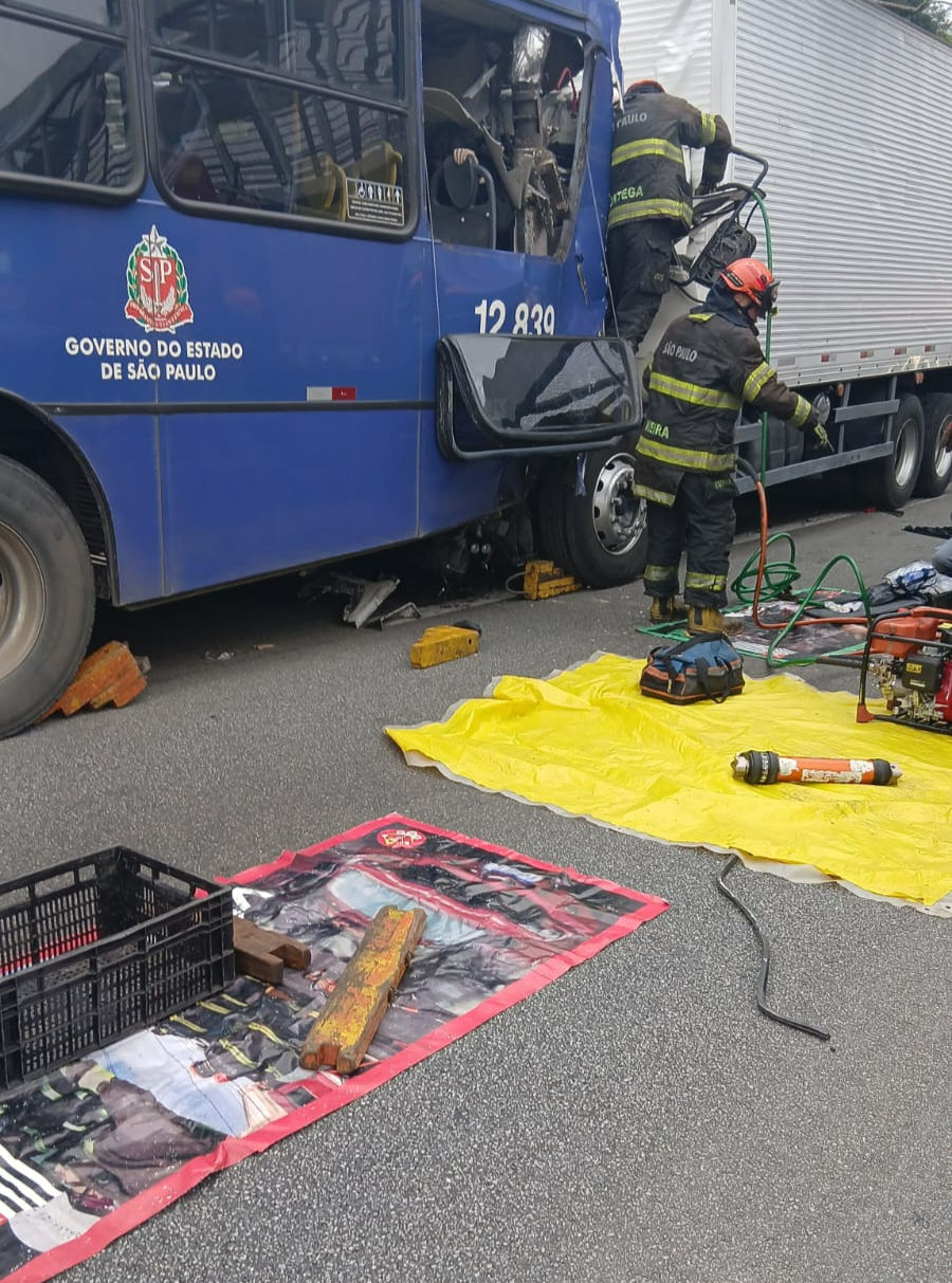 Cotia: Engavetamento entre caminhão, ônibus e van complica trânsito na Raposo Tavares