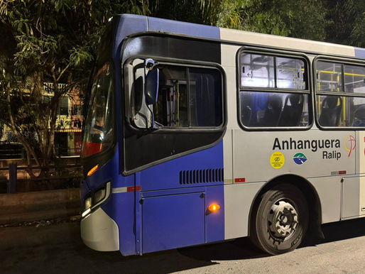 Adolescente é apreendido após arremessar pedra e quebrar janela de ônibus em Itapevi