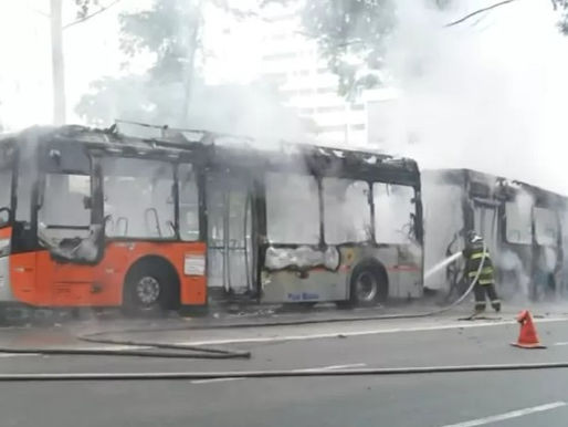 Caos na zona oeste: Ônibus articulado pega fogo e trava avenida Rebouças
