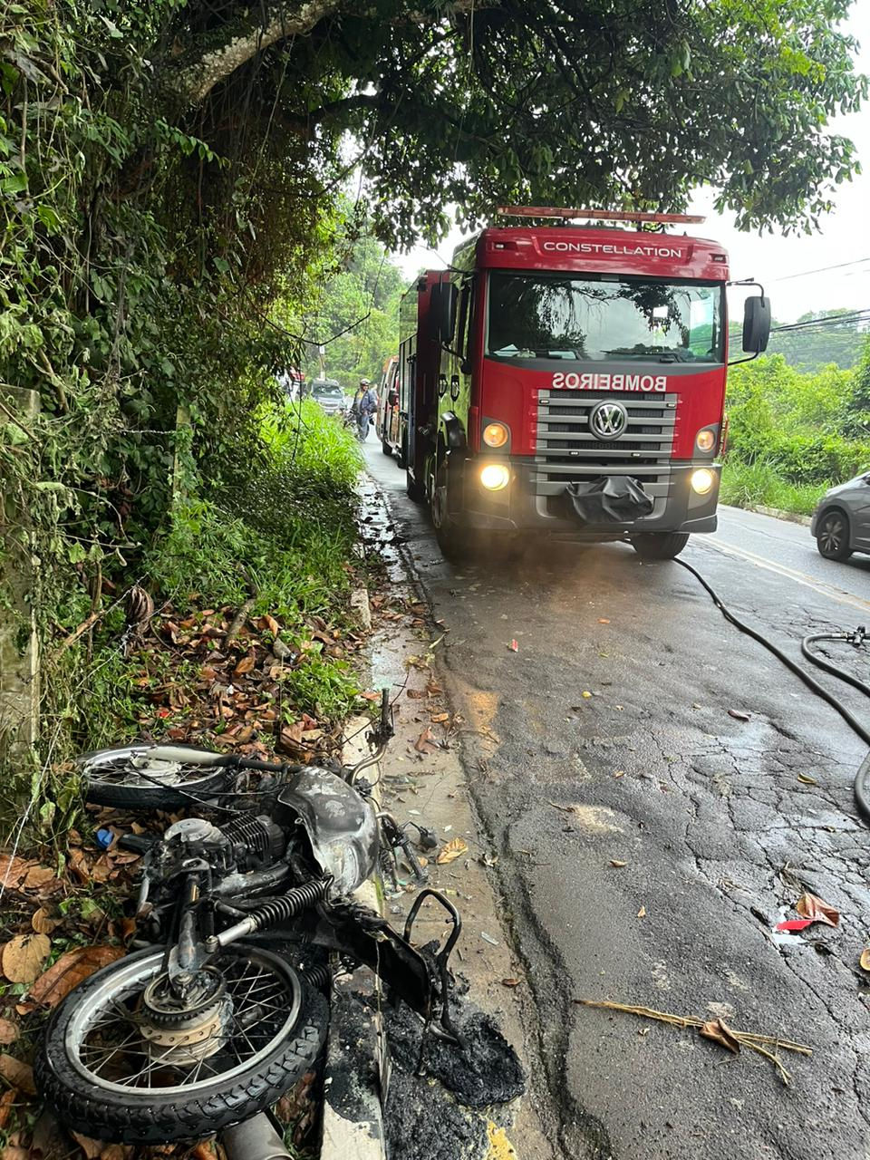 Cotia: Moto bate de frente com veículo e pega fogo na Estrada Fernando Nobre