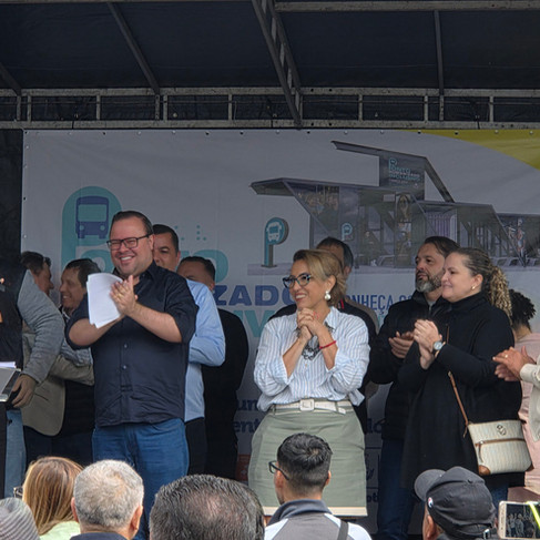 Cotia: Prefeito inaugura ponto de ônibus tecnológico com ar-condicionado e espaço sensorial no Centro