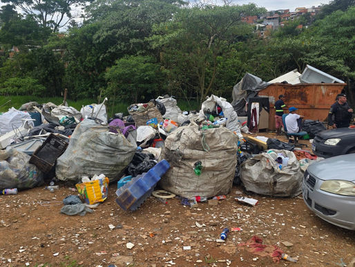 Cotia: Prefeitura interdita ferro-velho clandestino