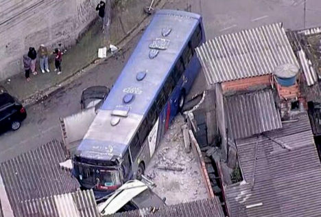 Ônibus perde o controle, atinge carros e destrói fachada de casa em Itapevi