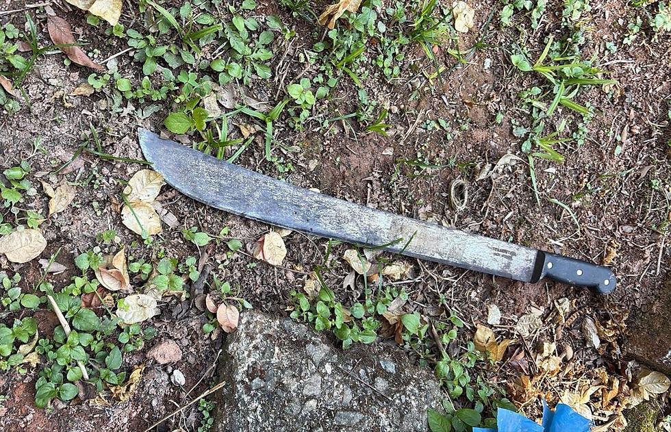 Caucaia do Alto: Homem ataca companheira e enteada com facão após discussão por ciúmes