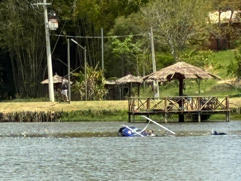 Helicóptero cai em pesqueiro na Estrada do Vinho, em São Roque