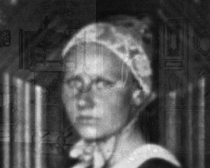 Wilstermarsch - Stube, Miss Siems from St. Margarethen at the door