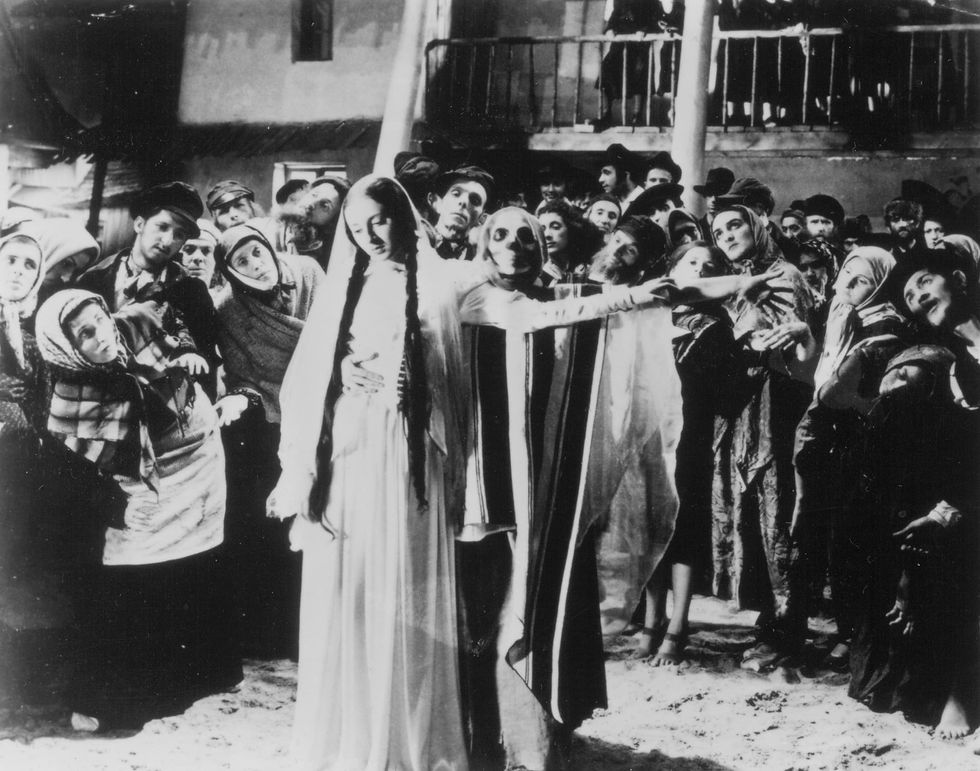 מתוך הסרט ״הדיבוק״ בבימוי מיכל ושינסקי, 1937