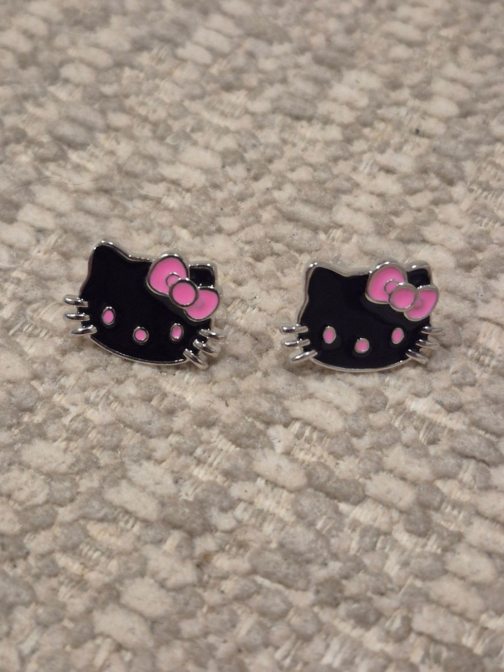 Black Hello Kitty stud earrings with pink bows
