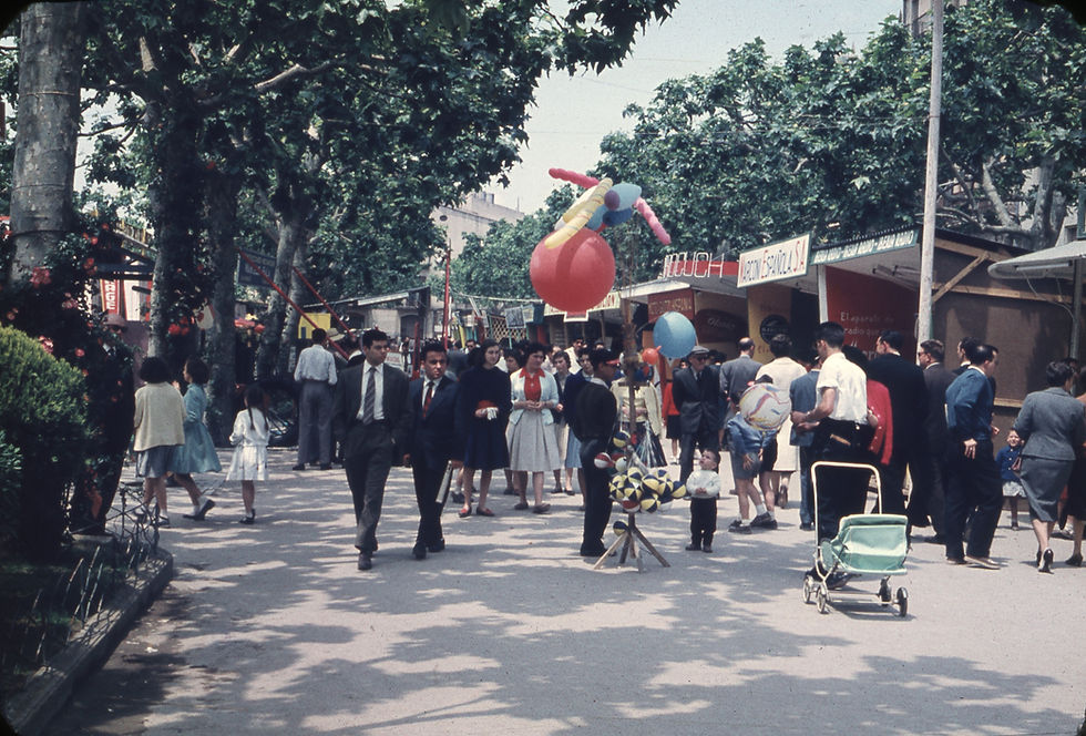 Estands a la rambla de Sant Francesc amb motiu de les Fires de Maig de 1959. Fons: Josep Mestres-Hero · Arxiu Comarcal de l'Alt Penedès (ACAP).