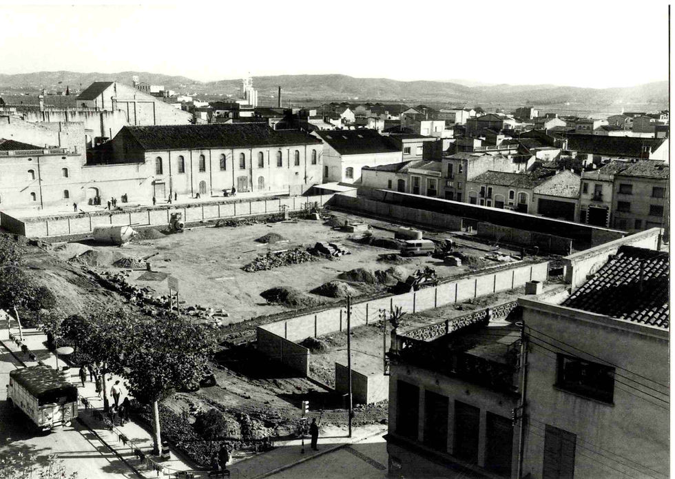 L'antiga caserna militar de la plaça del Penedès. Foto: Joaquim Aragonès. Fons Arxiu Fotogràfic de l'Ajuntament de Vilafranca · ACAP.