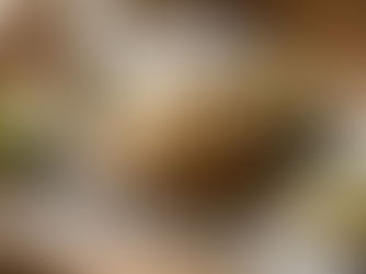 Crackers crocantes con harina de lentejas, acompañadas con diferentes dips: guacamole, hummus, queso crema.